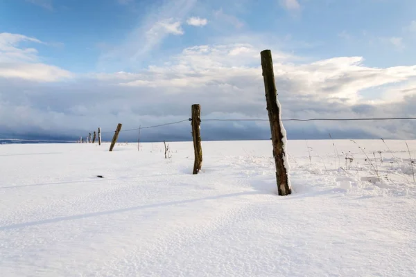 Vintage Postes Madera Cerca Invierno Nevado País Día Soleado Concepto — Foto de Stock