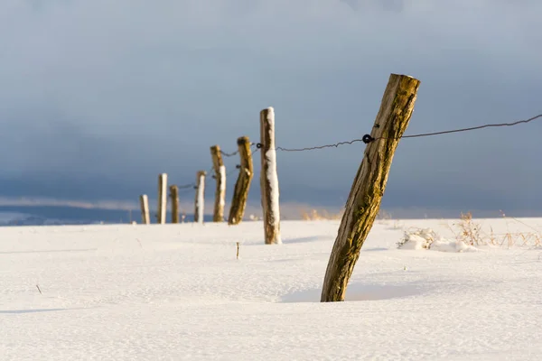 Vintage Postes Madera Cerca Invierno Nevado País Día Soleado Concepto — Foto de Stock