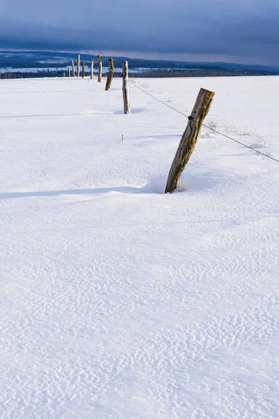 Vintage Postes Madera Cerca Invierno Nevado País Día Soleado Concepto — Foto de Stock