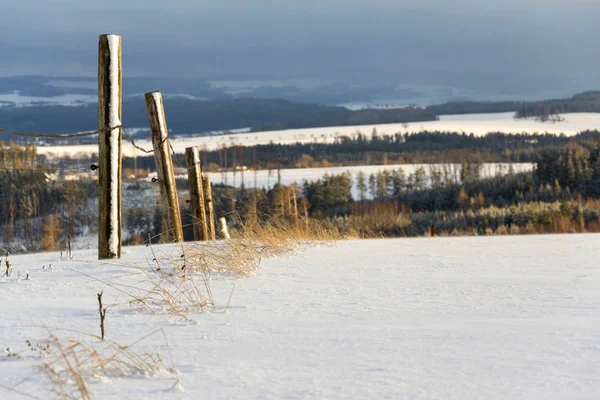 Pali Recinzione Legno Vintage Nel Paese Nevoso Invernale Giornata Sole — Foto Stock