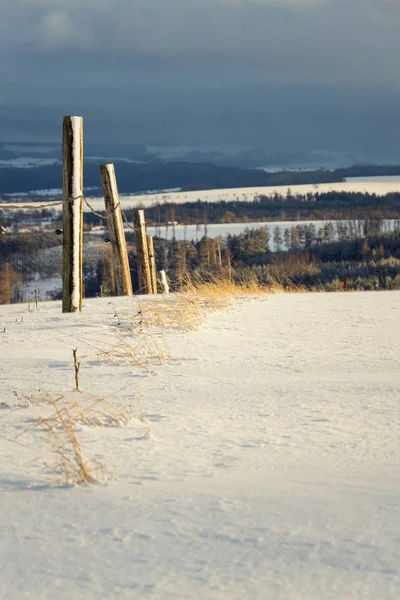 Vintage Postes Madera Cerca Invierno Nevado País Día Soleado Concepto — Foto de Stock