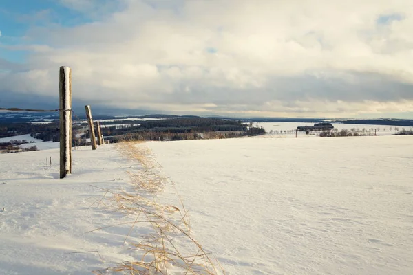 雪の降る冬国晴れた日 天気予報の概念でヴィンテージの木製フェンス ポール — ストック写真