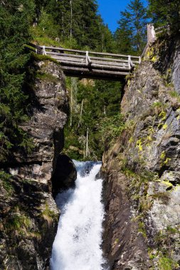 Alpin şelale Schladming, Avusturya yakınındaki dağ gölü Riesachsee üzerinden Riesachwasserfall