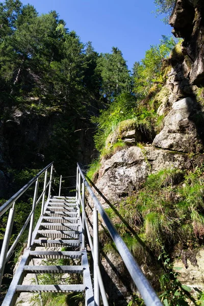 Stege Trappor Alpine Leden Genom Helvetet Ravin Canyon Med Riesach — Stockfoto