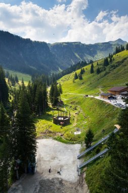 Hinterglemm, Avusturya - Ağustos 10: Ağaç-üst yürüyüş Saalbach-Hinterglemm Vadisi üzerinde 10 Ağustos 2015 yılında Hinterglemm, Avusturya yüksek ip Macera Parkı.