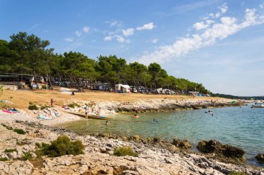 Premantura, Hırvatistan - 28 Temmuz: Turist, karavanlar ve tekneler Kamenjak Yarımadası'nın Adriyatik Denizi üzerinde 28 Temmuz 2016 Premantura, Hırvatistan tarafından. 