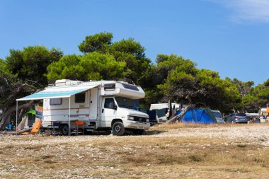 Premantura, Hırvatistan - 28 Temmuz: Turist, karavanlar ve tekneler Kamenjak Yarımadası'nın Adriyatik Denizi üzerinde 28 Temmuz 2016 Premantura, Hırvatistan tarafından. 