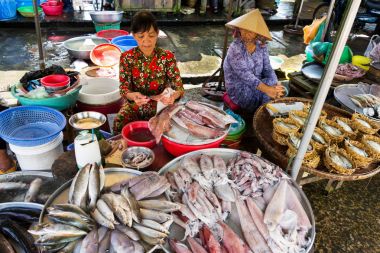 Benim Tho, Vietnam - 15 Şubat: kadın satan balık ve deniz ürünleri semt pazarı üzerinde 15 Şubat 2012 yılında My Tho, Vietnam. 