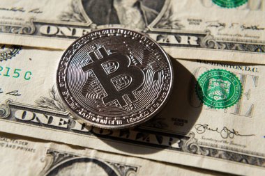 ABD Doları, cryptocurrency kavramı üzerinde yalan gümüş bitcoin sikke