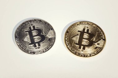 Beyaz arka plan üzerinde izole bitcoin paralar çifti cryptocurrency yatırım 