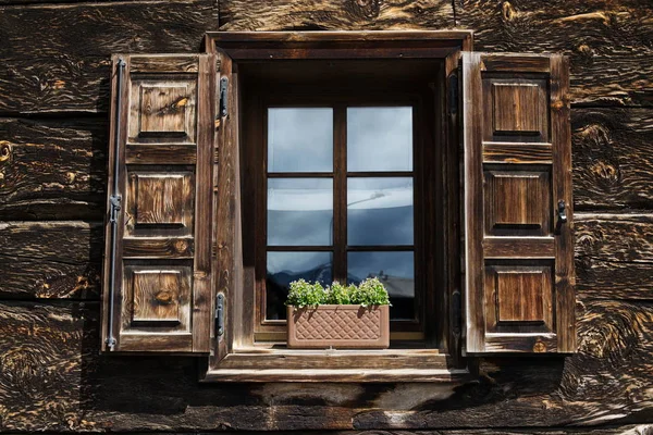 Beautiful Open Wooden Window Shutter Flowers Reflecting Blue Sky — Stock Photo, Image
