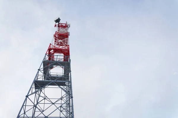 送信機と雪の降る冬の国 無線コミュニケーション コンセプト コピー スペースで日没時に赤と白の通信鉄塔のアンテナ — ストック写真