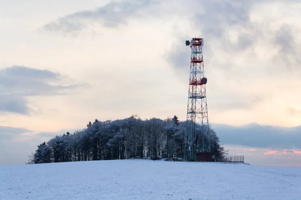 Transmisores Antenas Torre Telecomunicaciones Roja Blanca Durante Atardecer País Invierno —  Fotos de Stock