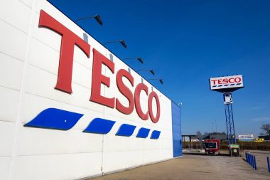 Tabor, Çek Cumhuriyeti - 6 Şubat 2018: Tesco şirket logosu üzerinde 6 Şubat 2018 Tabor, Çek Cumhuriyeti için bina süpermarket.