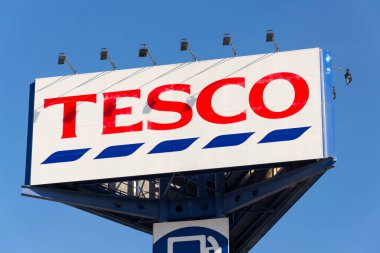 Tabor, Çek Cumhuriyeti - 6 Şubat 2018: Tesco şirket logosu üzerinde 6 Şubat 2018 Tabor, Çek Cumhuriyeti için bina süpermarket.