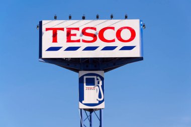 Tabor, Çek Cumhuriyeti - 6 Şubat 2018: Tesco şirket logosu ile benzin istasyonu önünde 6 Şubat 2018 Tabor, Çek Cumhuriyeti için bina süpermarket.
