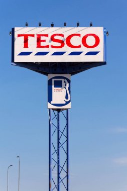Tabor, Çek Cumhuriyeti - 6 Şubat 2018: Tesco şirket logosu ile benzin istasyonu önünde 6 Şubat 2018 Tabor, Çek Cumhuriyeti için bina süpermarket.
