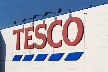 Tabor, Çek Cumhuriyeti - 6 Şubat 2018: Tesco şirket logosu üzerinde 6 Şubat 2018 Tabor, Çek Cumhuriyeti için bina süpermarket.