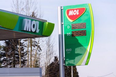 Tabor, Çek Cumhuriyeti - 6 Şubat 2018: Mol grup uluslararası petrol ve Gaz şirketi logosuna yakıt istasyonu 6 Şubat 2018 Tabor, Çek Cumhuriyeti.