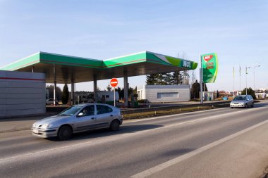Tabor, Çek Cumhuriyeti - 6 Şubat 2018: Mol grup uluslararası petrol ve Gaz şirketi logosuna yakıt istasyonu 6 Şubat 2018 Tabor, Çek Cumhuriyeti.