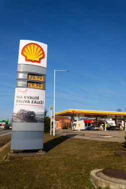Tabor, Çek Cumhuriyeti - 6 Şubat 2018: Hollanda Kraliyet Shell uluslararası petrol ve Gaz şirketi logosuna yakıt istasyonu 6 Şubat 2018 Tabor, Çek Cumhuriyeti.