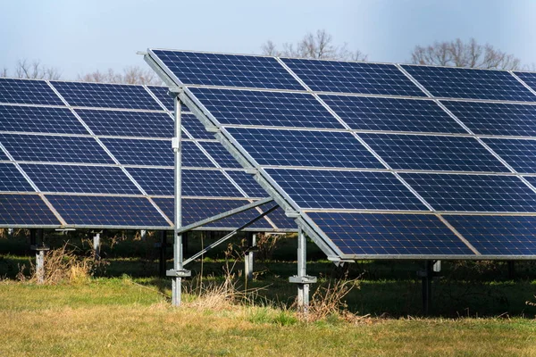 Paneles Solares Azules Granja Central Fotovoltaica Con Árboles Fondo Concepto — Foto de Stock