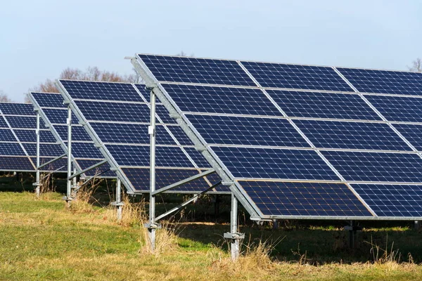 Paneles Solares Azules Granja Central Fotovoltaica Con Árboles Fondo Concepto —  Fotos de Stock