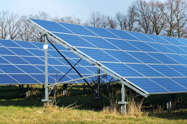 Paneles Solares Azules Granja Central Fotovoltaica Con Árboles Fondo Concepto —  Fotos de Stock