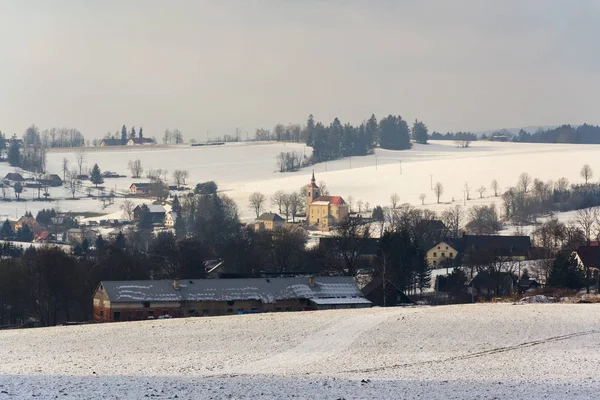 Iglesia San Pedro Pablo Ceske Petrovice País Invierno Nevado Día — Foto de Stock