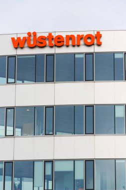 Prague, Çek Cumhuriyeti - 12 Şubat 2018: Wustenrot grup şirket logosuna Merkez 12 Şubat 2018 üzerinde bina Prag, Çek Cumhuriyeti.