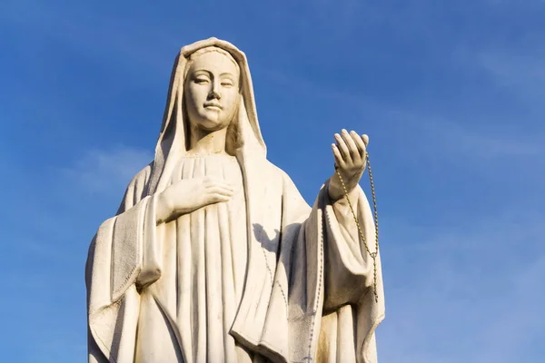 Virgem Maria Estátua Segurando Rosário Mão Com Fundo Azul Céu — Fotografia de Stock