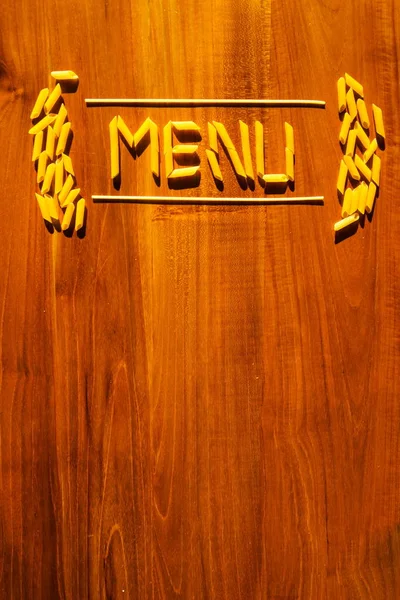 Menü Schriftzug Aus Penne Und Makkaroni Auf Holztisch Restaurantkonzept — Stockfoto