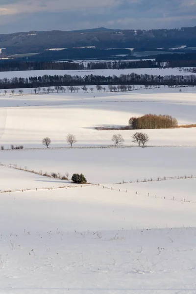 Drewniany Płot Mroźną Zimę Kraju Krajobraz Koncepcja Prognoza Pogody — Zdjęcie stockowe
