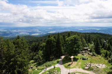 Kitapçık astronomik Gözlemevi orman üzerinde Mount kitapçık, Çek Cumhuriyeti