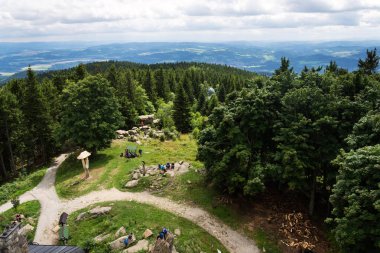 Kitapçık astronomik Gözlemevi orman üzerinde Mount kitapçık, Çek Cumhuriyeti