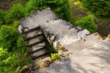 Terk edilmiş teneke beton merdiven benim Rolava ve esir kampında Sauersack yakın Prebuz, Neuhausen Hory, Çek Cumhuriyeti