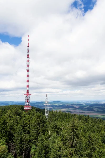 Две Телекоммуникационные Башни Передатчиками Антеннами Лесу Солнечный Летний День Горе — стоковое фото