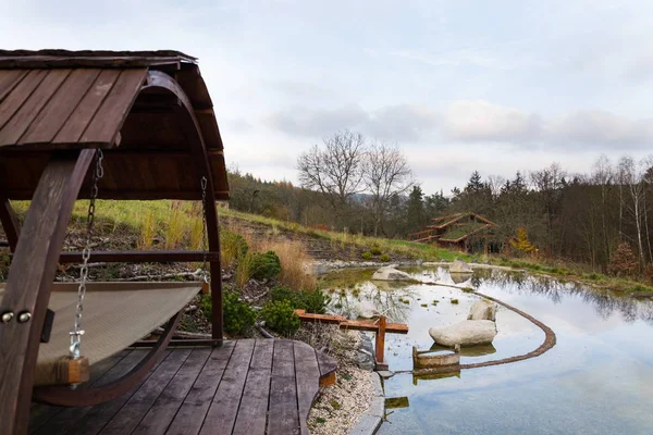 Hübscher Holzsteg Naturschwimmteich Mit Ausgiebig Begrüntem Sodendach Hintergrund Einem Farbenfrohen — Stockfoto