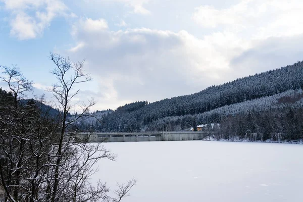 混凝土 Brezova 大坝与水力发电厂和路到卡罗维发利不同 雪冬日 捷克共和国 — 图库照片