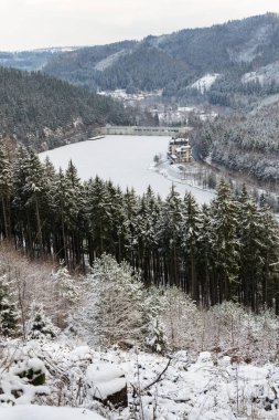 Beton Brezova Barajı Hidroelektrik Santrali ve Karlovy Vary için yoldan Jungmann çardak, karlı kış günü, Çek Cumhuriyeti ile havadan görünümü