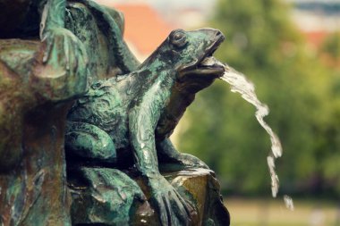 Petrin Parkı, Prague, Çek Cumhuriyeti, su sıkıntısı kıtlık kavramı havuza su sıçramasına kurbağa