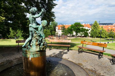 Çeşme tarafından küçük kurbağa denilen ya da oyun çocuklar Masaryks esinlenerek torunları Karel Dvorak tarafından 1948 Petrin Tepesi'nde, Prague, Çek Cumhuriyeti