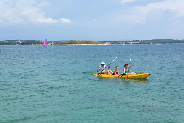 Premantura Croacia Julio Turistas Navegando Kayak Península Kamenjak Junto Mar —  Fotos de Stock