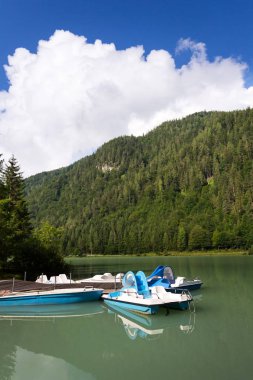 Pillersee Gölü 'ndeki pedal botları, Sankt Ulrich am Pillersee, Avusturya