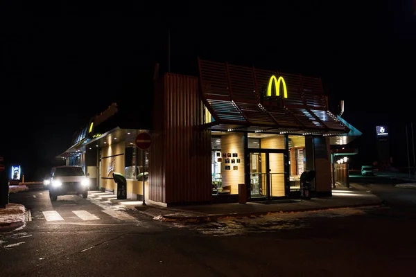 Mitrovice, Çek Cumhuriyeti - Şubat 6: 6 Şubat 2018 Mitrovice, Çek Cumhuriyeti için üzerinde Mcdrive Mcdonalds uluslararası lokanta şirket restoranda geçen araba. 
