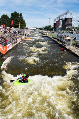 Prague, Çek Cumhuriyeti - 11 Haziran 2017: insanlar kano slalom ders üzerinde 11 Haziran 2017 Prag-Troje kano merkezine Prag, Çek Cumhuriyeti. 