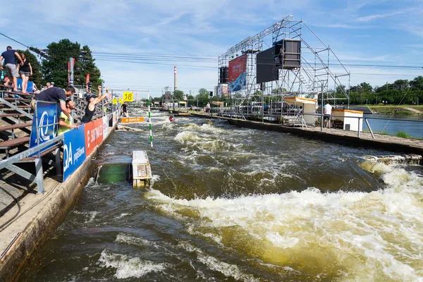 Praga Repubblica Ceca Giugno 2017 Persone Corso Slalom Canoa Sul — Foto Stock