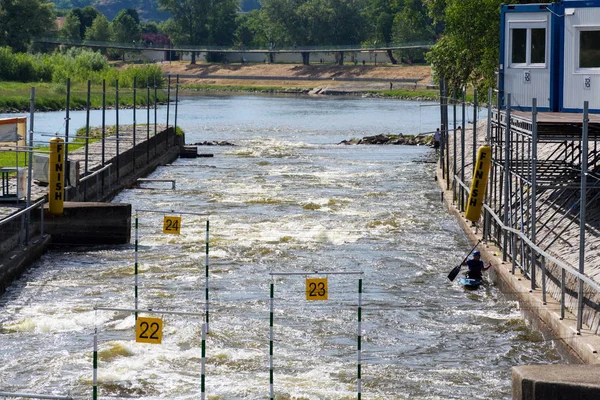 Praga Repubblica Ceca Giugno 2017 Persone Corso Slalom Canoa Sul — Foto Stock