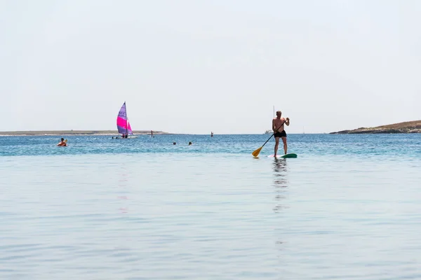 Premantura Kroatien Juli 2016 Turister Windsurfing Paddleboarding Omkring Kamenjak Halvøen - Stock-foto