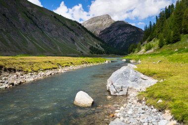 Spol Gölü Livigno boynuz Brusadella dağ ile arka planda, İtalya, güneşli yaz günü akan nehir